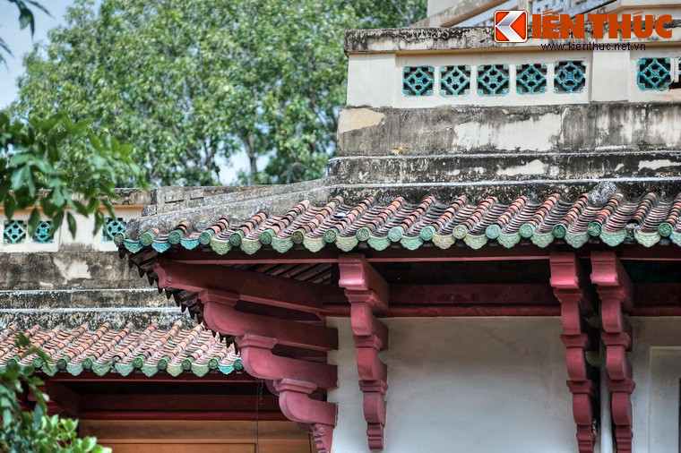 Hệ thống mái ở các phần còn lại của bảo tàng được lợp ngói ống và đua ra khỏi tường bằng những cong-xon.