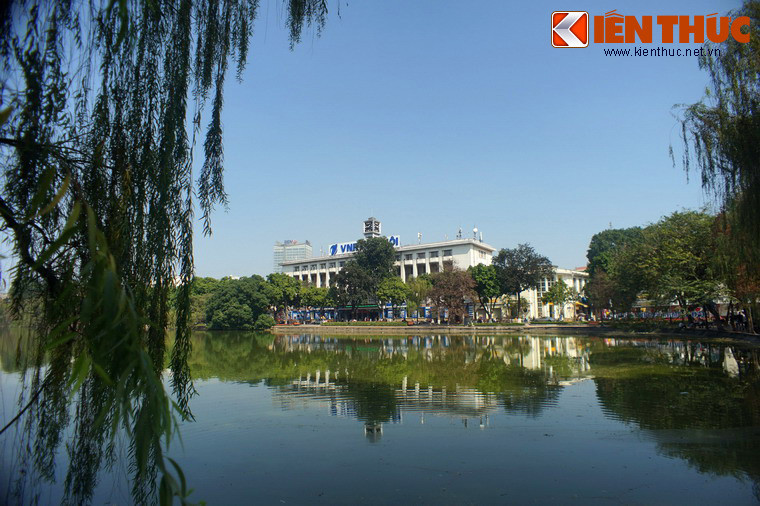 Hình ảnh tòa nhà bưu điện soi bóng xuống Hồ Gươm đã trở thành một hình ảnh thân thương, ghi dấu trong trái tim nhiều thế hệ người Hà Nội.