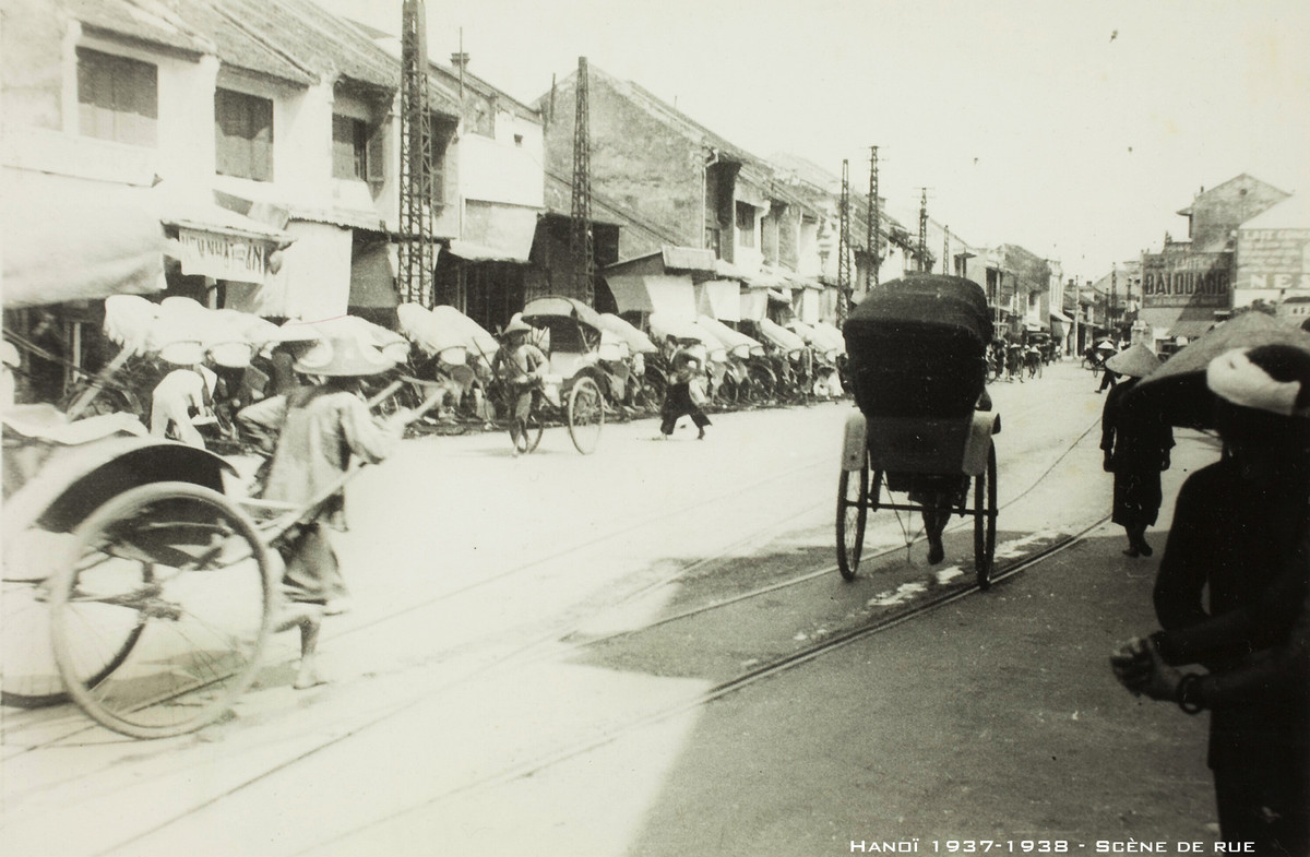 Xe kéo tay hoạt động trên đường phố. Đây là loại phương tiện giao thông đặc trưng của Hà Nội thời thuộc địa. Ảnh: Musée de l'Homme.
