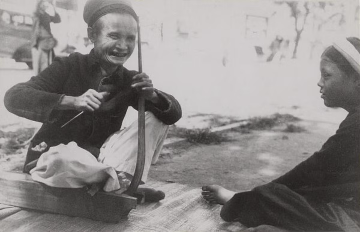 Nụ cười của người hát xẩm mù. Ảnh: Musée de l'Homme.