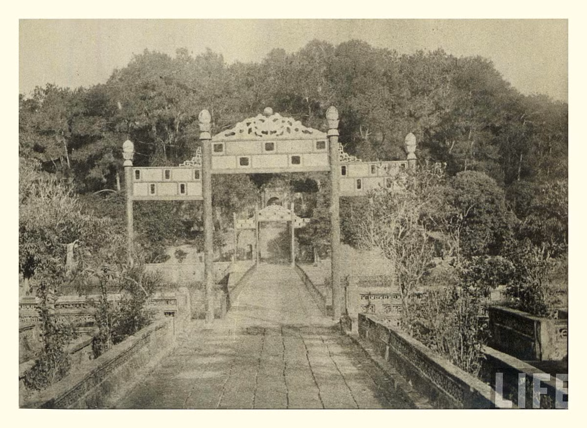 Lối vào tòa Bửu Thành trong lăng vua Thiệu Trị. Ảnh: Life.