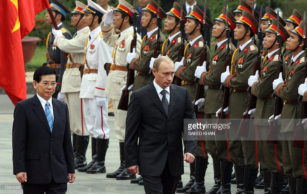 Nguyên Chủ tịch nước Nguyễn Minh Triết và Tổng thống Putin duyệt đội danh dự tại Phủ Chủ tịch ở Hà Nội ngày 20/11/2006. Ảnh: Getty.
