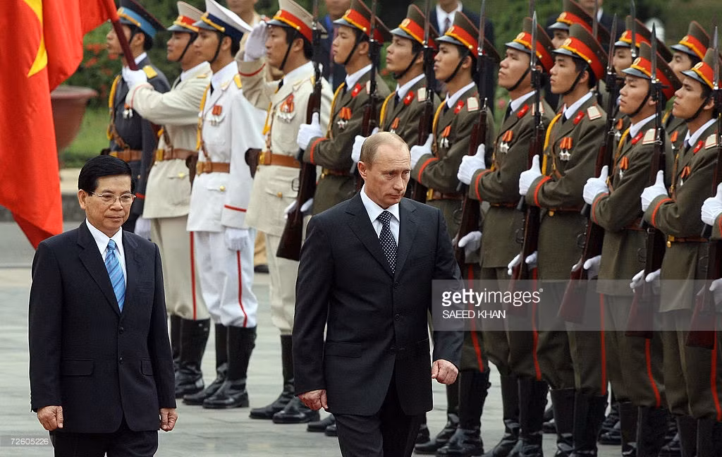 Nguyên Chủ tịch nước Nguyễn Minh Triết và Tổng thống Putin duyệt đội danh dự tại Phủ Chủ tịch ở Hà Nội ngày 20/11/2006. Ảnh: Getty.