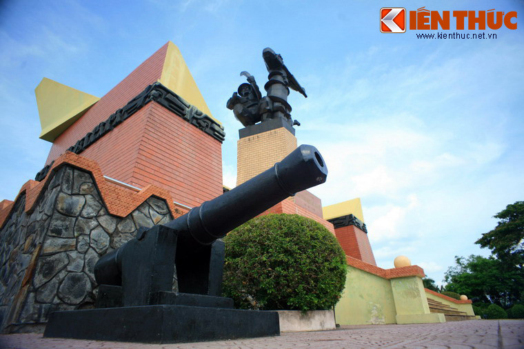 Khu di tích nằm cạnh bờ sông Tiền và tỉnh lộ 864, rất thuận tiện cho khách tham quan. Với tổng diện tích hơn 02 ha, khu di tích gồm tượng đài, nhà trưng bày và một ngôi nhà cổ Nam Bộ.