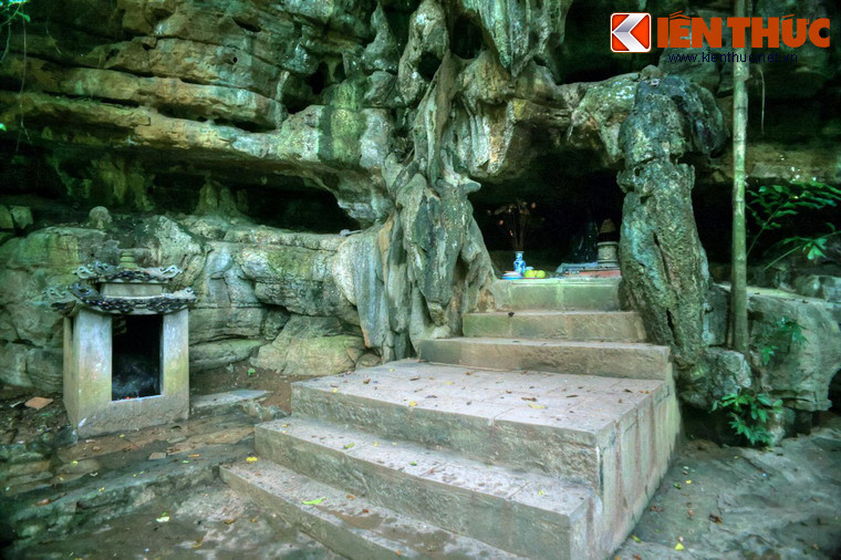 Đền thờ Sư tổ nằm ở một hốc đá bên đường lên đền thánh Nguyễn.