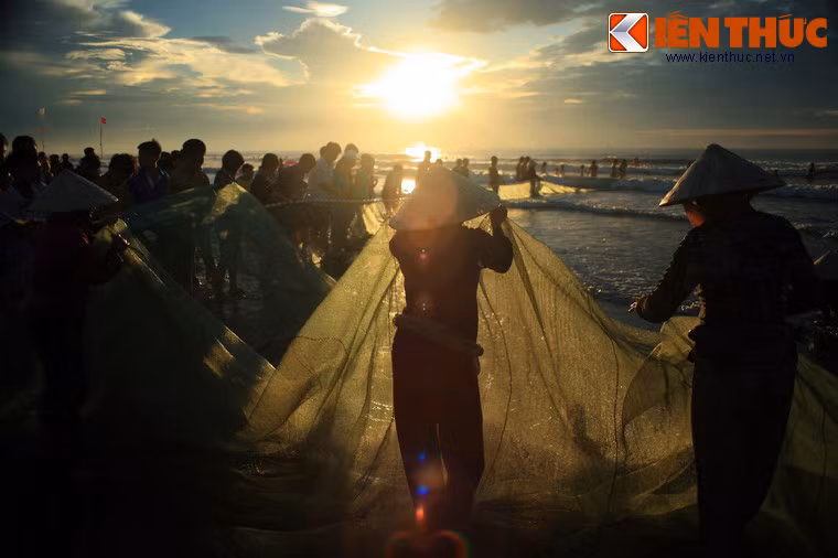 Lưới dài cả cây số, hàng chục người kéo từ lúc mặt trời chưa mọc cho tới khi ánh mặt trời rọi chiếu rực rỡ trên mặt biển.