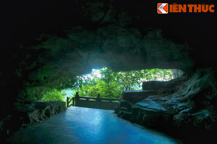 Đi tiếp theo ngách đá bên trái cuối hang sẽ dẫn tới một cửa hang sáng và rộng, một thung lũng xanh hiện ra. Nếu đi tiếp xuống các bậc đá sẽ đến đền thờ thần Cao Sơn.