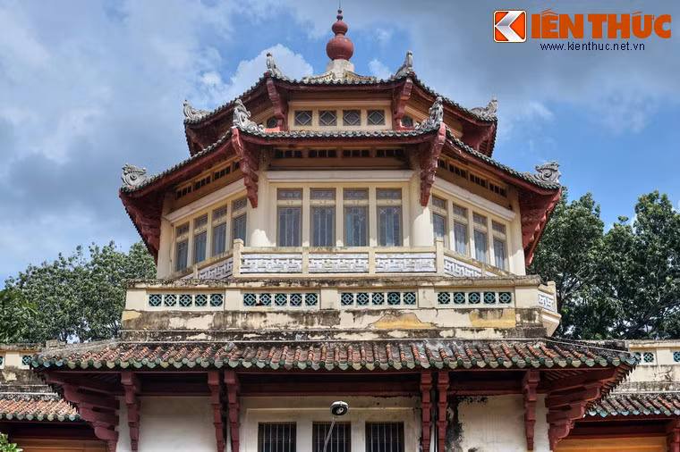 Điểm nhấn trong kiến trúc của tòa nhà bảo tàng là phần trung tâm có một khối bát giác, gợi nhớ quan niệm về bát quái của Kinh Dịch phương Đông.