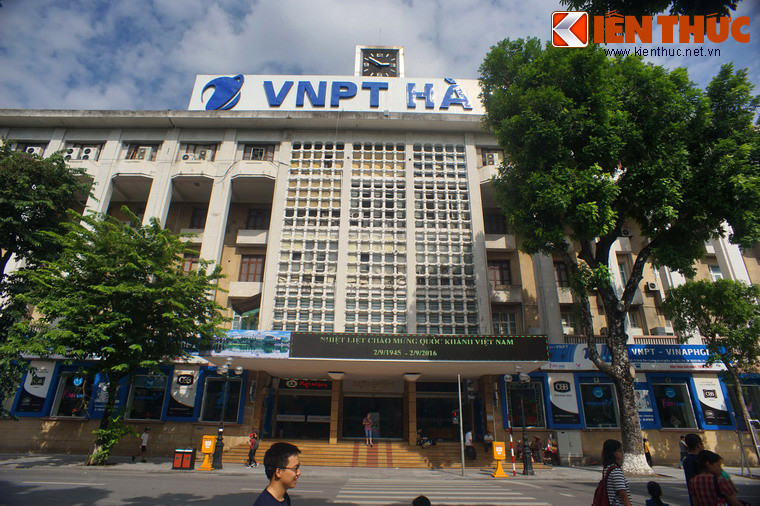 Sau năm 1954, Bưu điện Hà Nội được tái thiết. Trong kháng chiến chống Mỹ, bưu điện vừa phục vụ người dân, vừa hỗ trợ đắc lực các đơn vị vũ trang trong hoạt động bảo vệ thủ đô. Nóc bưu điện giai đoạn này là nơi bố trí hệ thống súng phòng không để bảo vệ bầu trời Thủ đô.