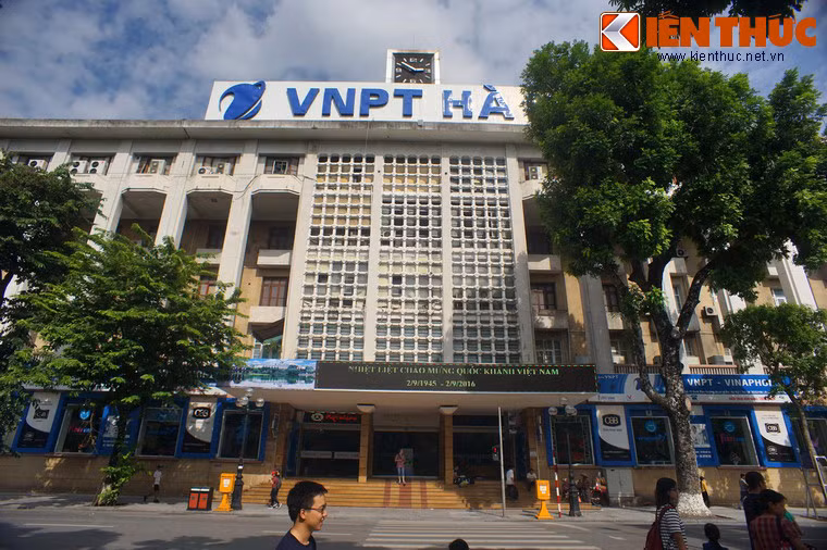 Sau năm 1954, Bưu điện Hà Nội được tái thiết. Trong kháng chiến chống Mỹ, bưu điện vừa phục vụ người dân, vừa hỗ trợ đắc lực các đơn vị vũ trang trong hoạt động bảo vệ thủ đô. Nóc bưu điện giai đoạn này là nơi bố trí hệ thống súng phòng không để bảo vệ bầu trời Thủ đô.