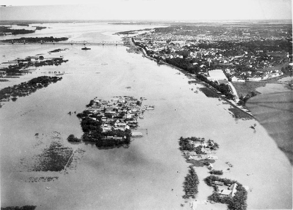 Sông Hồng vào mùa lũ năm 1929. Ảnh: Belle Indochine.