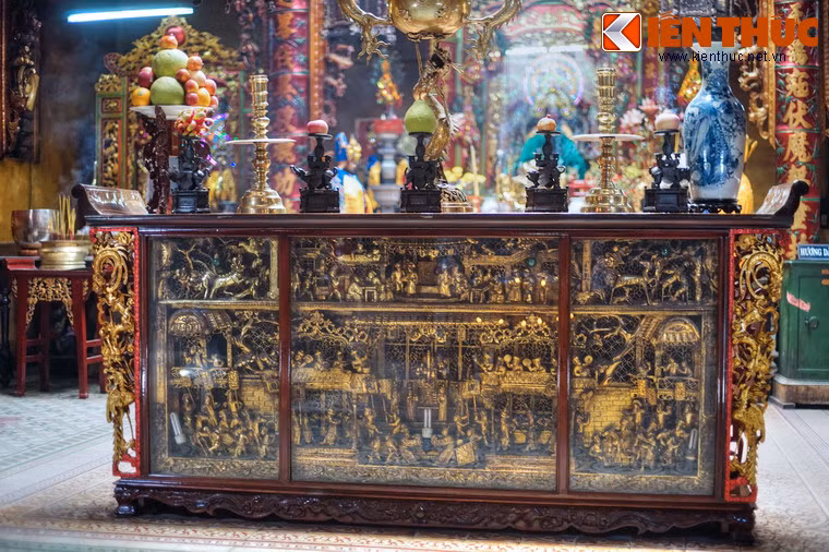 Bằng các kỹ thuật chạm lộng, chạm nổi, chạm bong, nghệ nhân đã tạo ra các khám thờ, bao lam, phù điêu hương án với các tượng người, tượng vật, hoa lá, chim muông, tôm cá… thật sinh động, tinh tế.