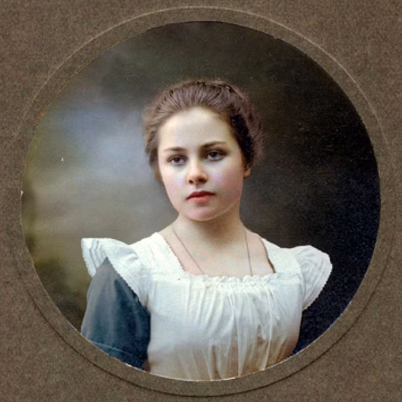 Một nữ sinh của viện Alexander ở St. Peterburg, ngôi trường dành cho các thiếu nữ quý tộc Nga. Ảnh: Vintag.