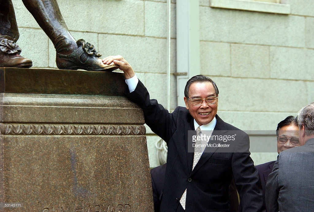 Nguyên Thủ tướng Việt Nam chạm bức tượng John Harvard tại Đại học Harvard của Mỹ để lấy may theo tập quán địa phương trong chuyến chuyến ghé thăm ngôi trường này ngày 24/6/ 2005.