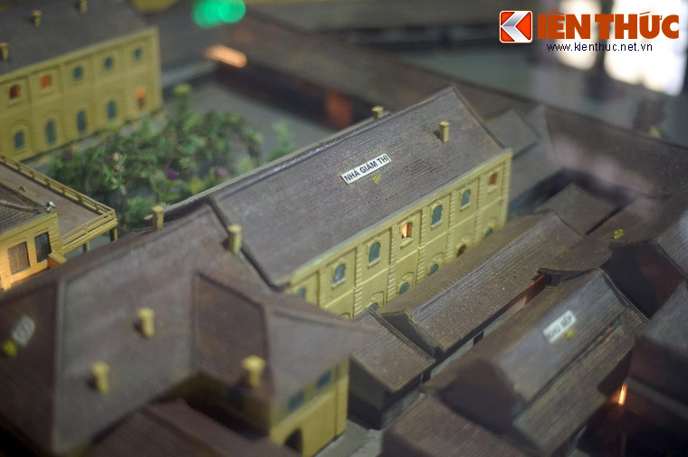 Nhà giám thị là nơi ở của các nhân viên trông giữ nhà tù, nằm bên phải sân công vụ khi đi từ cổng chính vào.