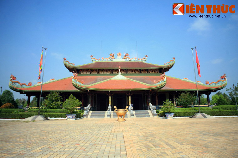 Khu chính điện của đền mang kiến trúc truyền thống Việt Nam với hai tầng mái cao cùng các đầu đao vút cong. Phía trong đền, chính giữa có tượng Chủ tịch Hồ Chí Minh, tả, hữu là hai hương án thờ các bậc tiền hiền tiên liệt và đồng bào, chiến sĩ đã hy sinh, chưa tìm được tên.