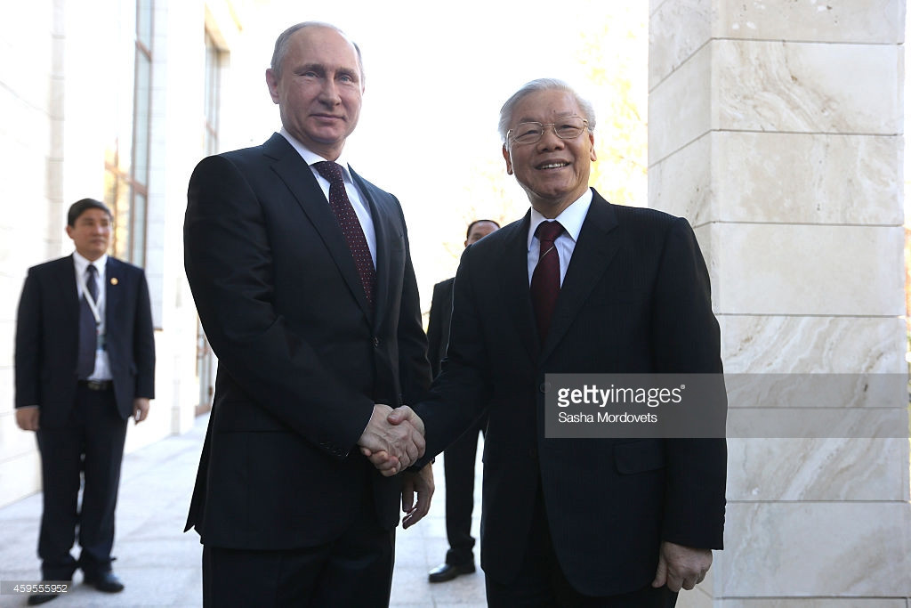 Tổng bí thư Nguyễn Phú Trọng bắt tay tổng thống Putin tại thành phố du lịch Sochi ngày 25/11/2014, trong chuyến thăm chính thức kéo dài ba ngày ở Liên bang Nga. Ảnh: Getty.