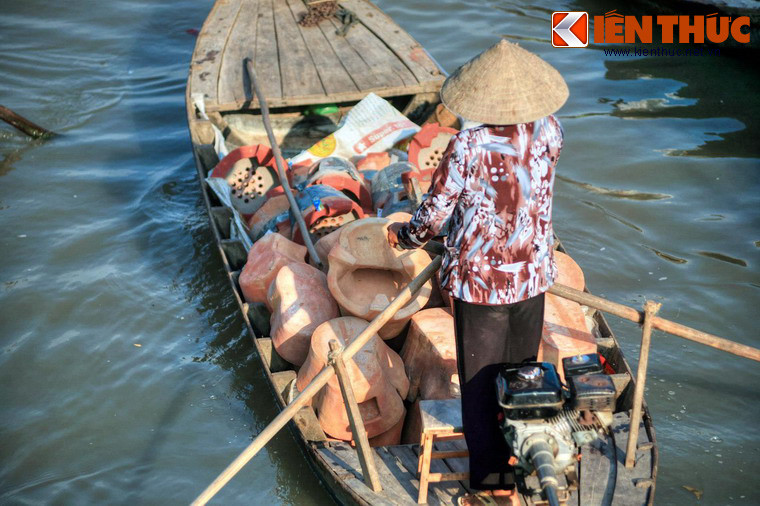 Bên cạnh những mặt hàng nông sản, chợ Cái Bè cũng là nơi cung cấp các nhu yếu phẩm và các dịch vụ cho cư dân trên sông nước.