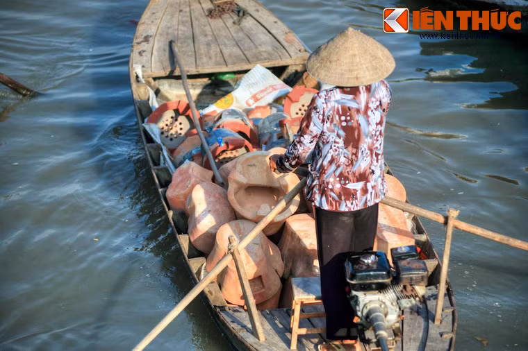 Bên cạnh những mặt hàng nông sản, chợ Cái Bè cũng là nơi cung cấp các nhu yếu phẩm và các dịch vụ cho cư dân trên sông nước.