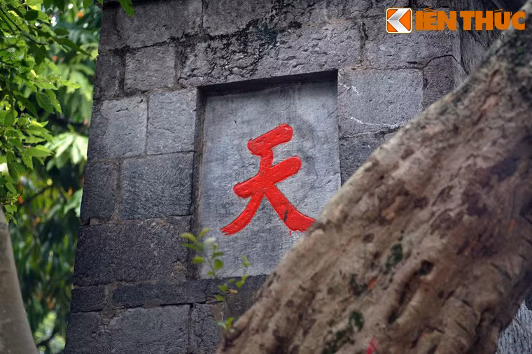 Có thể nói, bộ đôi Tháp Bút - Đài Nghiên là công trình biểu dương văn chương và nền học vấn của đất Hà Thành.