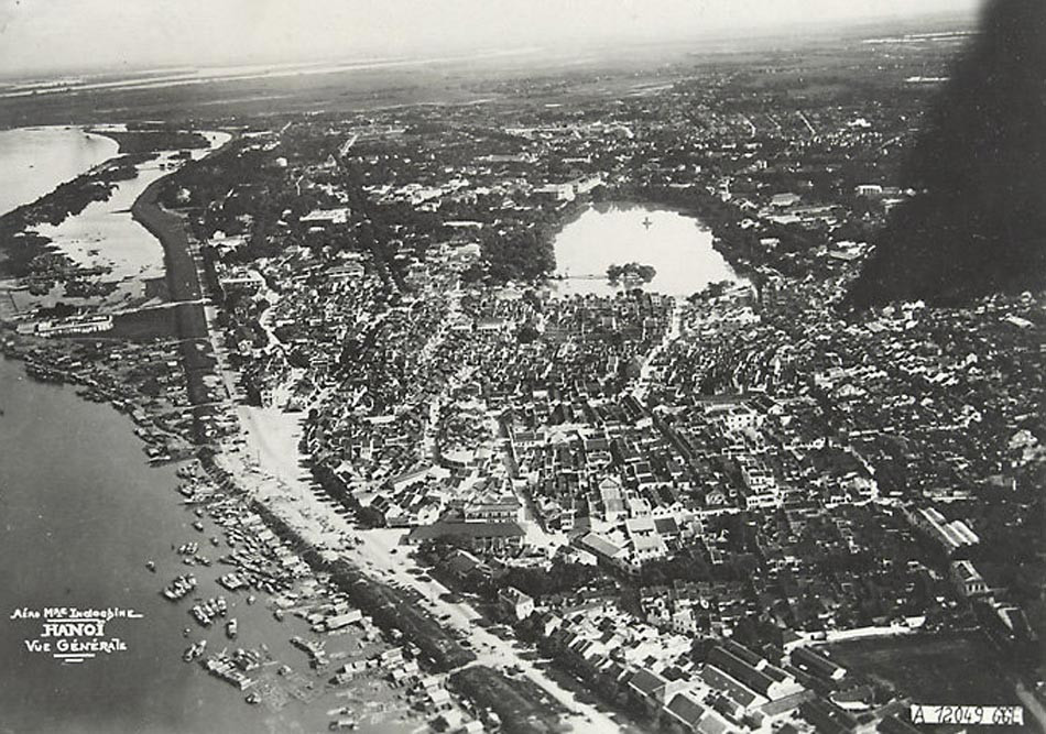 Toàn cảnh khu vực phố cổ Hà Nội với hồ Hoàm Kiếm ở phía Nam, sông Hồng ở phía Đông. Ảnh: Belle Indochine.