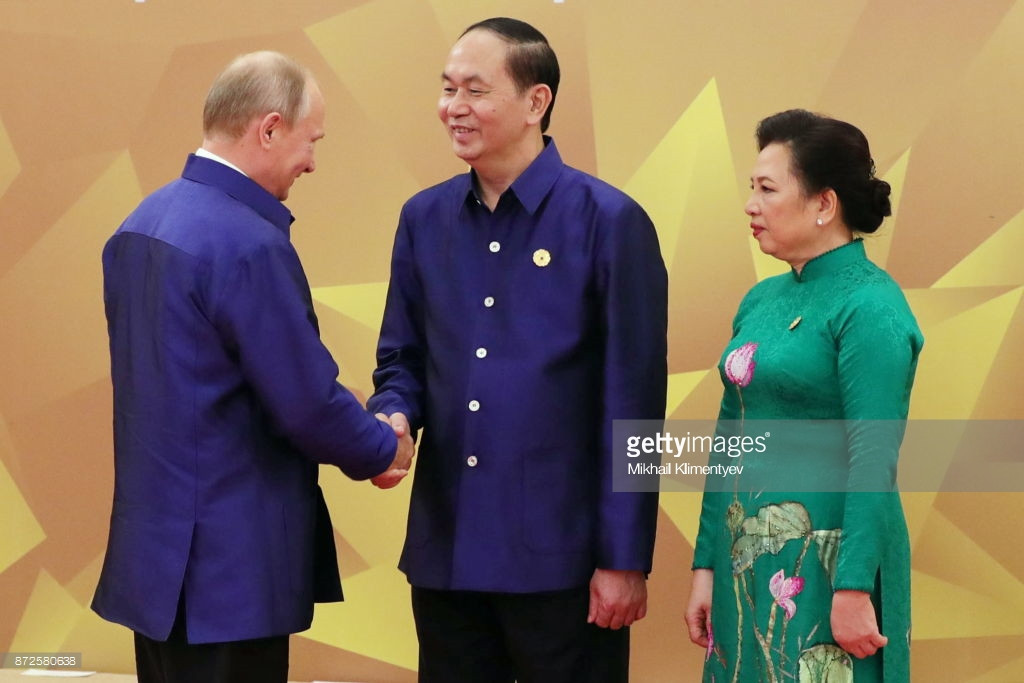 Ông Putin cùng Chủ tịch nước Trần Đại Quang và phu nhân Nguyễn Thị Hiền trong buổi chụp ảnh lưu niệm tại APEC 2017, 10/11/2017. Ảnh: Getty.