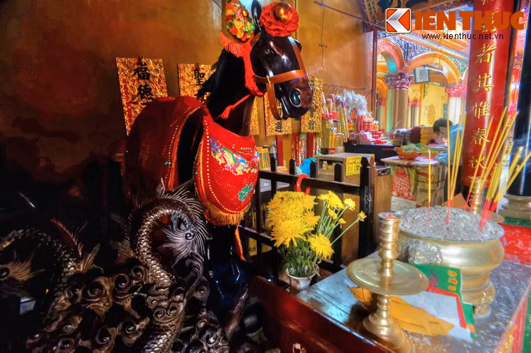 Gian thờ ngựa Xích Thố, con ngựa của Quan Thánh Đế Quân (quan Vân Trường) - vị thần chính được thờ ở hội quán - nằm ở phía trái tiền điện khi đi từ cửa vào.