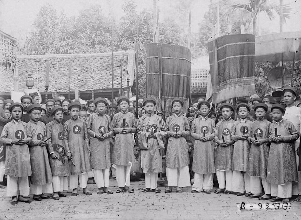 Các cậu bé trong cuộc đấu cờ người. Theo luật chơi ở miền Bắc, mỗi trận cờ người gồm 16 quân cờ do nam thủ vai và 16 quân cờ do nữ thủ vai.