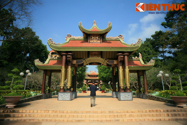 Nằm ở phía Bắc của Khu di tích Địa đạo Củ Chi, Đền tưởng niệm Bến Dược là một địa điểm tâm linh quan trọng của TP HCM.