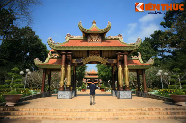 Nằm ở phía Bắc của Khu di tích Địa đạo Củ Chi, Đền tưởng niệm Bến Dược là một địa điểm tâm linh quan trọng của TP HCM.