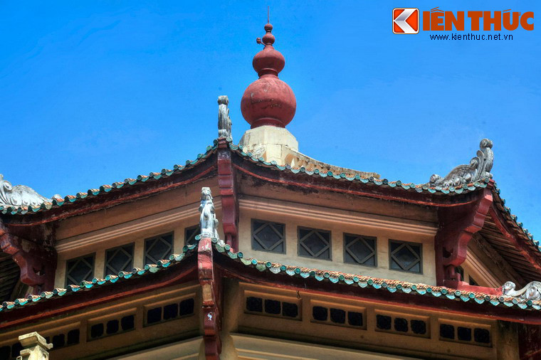 Trên đỉnh là 4 quả cầu nhỏ dần đặt chồng lên nhau. Có nhà nghiên cứu cho rằng phần nóc mái này mang nhiều yếu tố của kiến trúc cổ Trung Hoa.