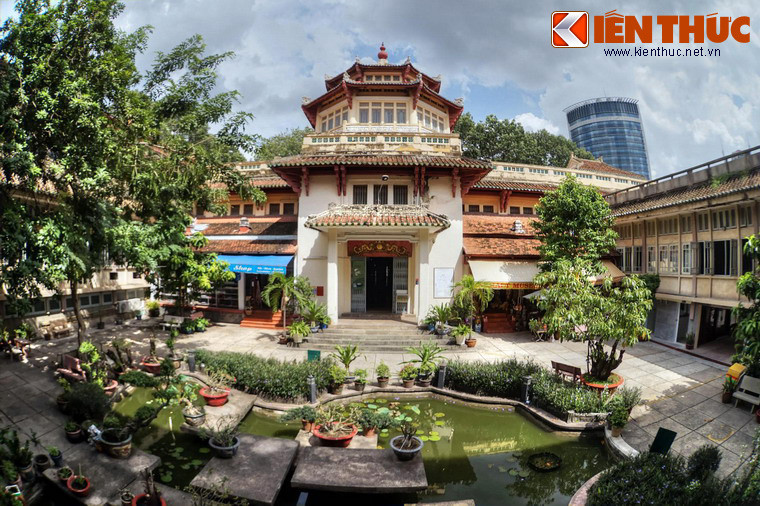 Năm 1970, bảo tàng được xây dựng thêm phần phía sau một dãy nhà do kiến trúc sư Nguyễn Bá Lăng thiết kế. Dãy nhà có hình chữ U, ở giữa là hồ cây cảnh lộ thiên, hai dãy nhà nối hai bên, sau cùng là dãy nhà ba tầng.