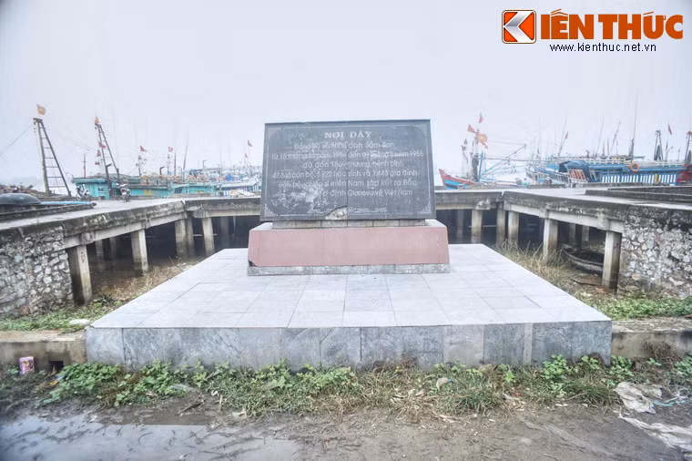 Tọa lạc ở phường Quảng Tiến, thành phố Sầm Sơn, tỉnh Thanh Hóa, cảng Lạch Hới là một địa danh cách mạng gắn với sự nghiệp của nguyên Thủ tướng Phan Văn Khải.