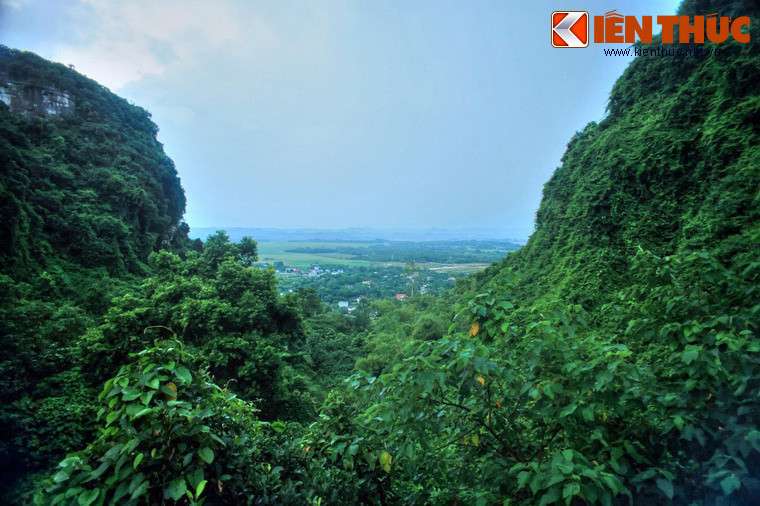 Năm 1997 chùa Bái Đính cổ đã được công nhận là di tích lịch sử - văn hóa - cách mạng cấp quốc gia. Ảnh: Quang cảnh nhìn từ chùa Bái Đính cổ.