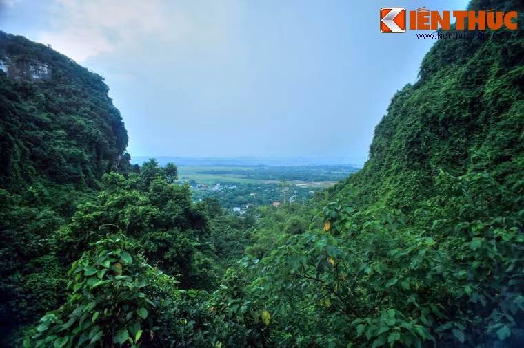 Năm 1997 chùa Bái Đính cổ đã được công nhận là di tích lịch sử - văn hóa - cách mạng cấp quốc gia. Ảnh: Quang cảnh nhìn từ chùa Bái Đính cổ.