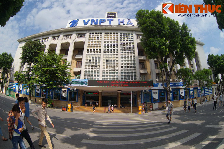 Vị trí Sở Bưu điện Hà Nội nằm trên đại lộ Francis Garnier (nay là phố Đinh Tiên Hoàng), vốn là vị trí của chùa Báo Ân. Năm 1888, người Pháp đã phá hủy chùa để xây nhà bưu điện.