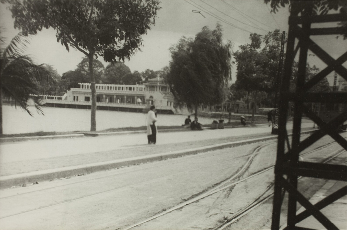 Một góc bờ hồ Hoàn Kiếm năm 1937-1938. Bên kia bờ hồ là nhà hàng Thủy Tạ. Ảnh: Musée de l'Homme.