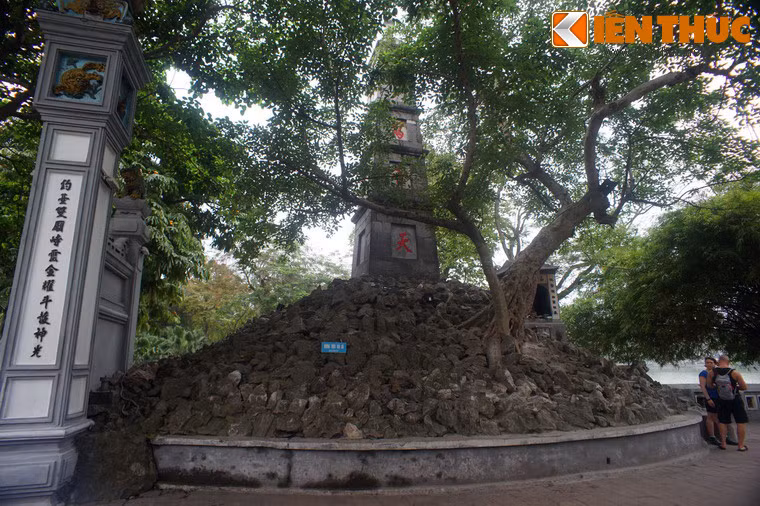 Ba tầng giữa tháp, mặt hướng về lối vào đền Ngọc Sơn có khắc ba chữ Tả Thanh Thiên, nghĩa là "viết lên trời xanh".