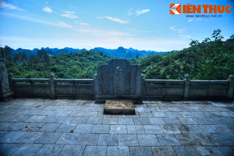 Vùng núi quanh chùa Bái Đính cổ đã diễn ra nhiều sự kiện oai hùng trong lịch sử Việt Nam. Đây chính là nơi Đinh Tiên Hoàng Đế lập đàn tế trời cầu mưa thuận gió hòa, sau này tiếp tục được vua Quang Trung chọn để làm lễ tế cờ động viên quân sĩ trước khi ra Thăng Long đại phá quân Thanh.