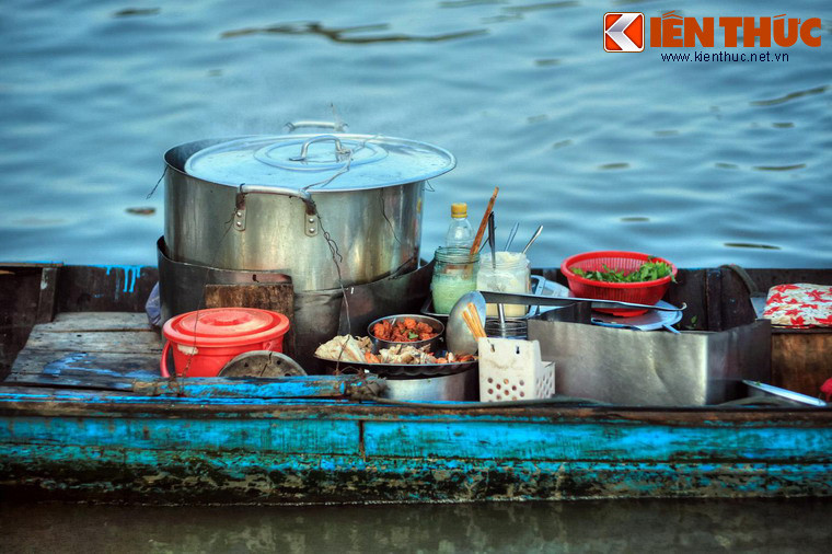 Một trong những nét hấp dẫn nhất của khu chợ là các món ăn đậm chất Nam Bộ được phục phụ ngay trên các ghe thuyền.