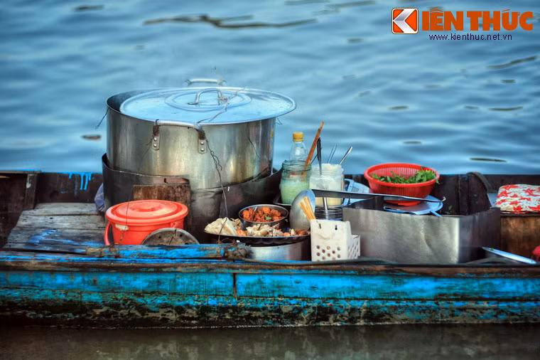 Một trong những nét hấp dẫn nhất của khu chợ là các món ăn đậm chất Nam Bộ được phục phụ ngay trên các ghe thuyền.