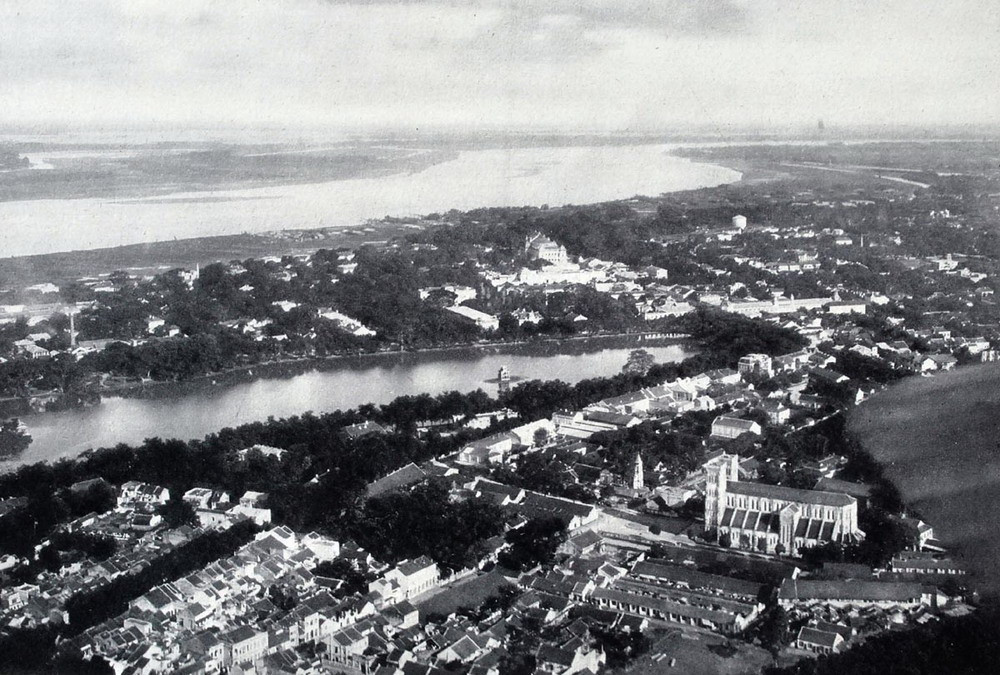 Sông Hồng, hồ Hoàn Kiếm và Nhà thờ Lớn năm 1929. Ảnh: Belle Indochine.
