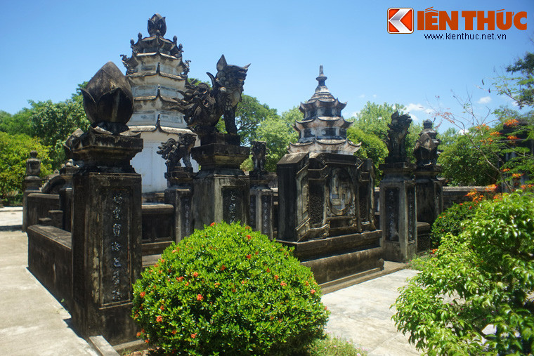 3. Nằm ở huyện An Nhơn, tỉnh Bình Định, chùa Thập Tháp Di Đà hay chùa Thập Tháp là một trong những ngôi tổ đình danh tiếng vào bậc nhất ở miền Trung. Chùa có khu vườn tháp cổ với 24 bảo tháp lớn nhỏ mang hình thái kiến trúc phong phú.