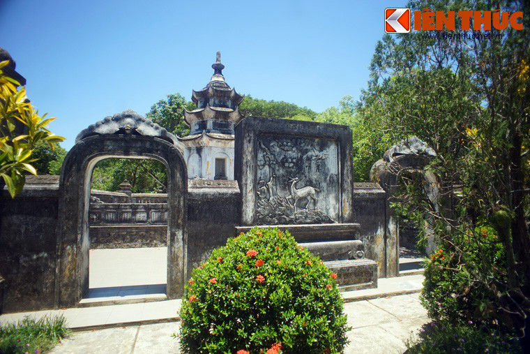 Kết cấu các tháp mộ ở chùa Thập Tháp có nhiều nét tương đồng với tháp mộ ở chùa Thiên Ấn, nhưng cách thức xây dựng, trang trí có phần tinh xảo hơn.