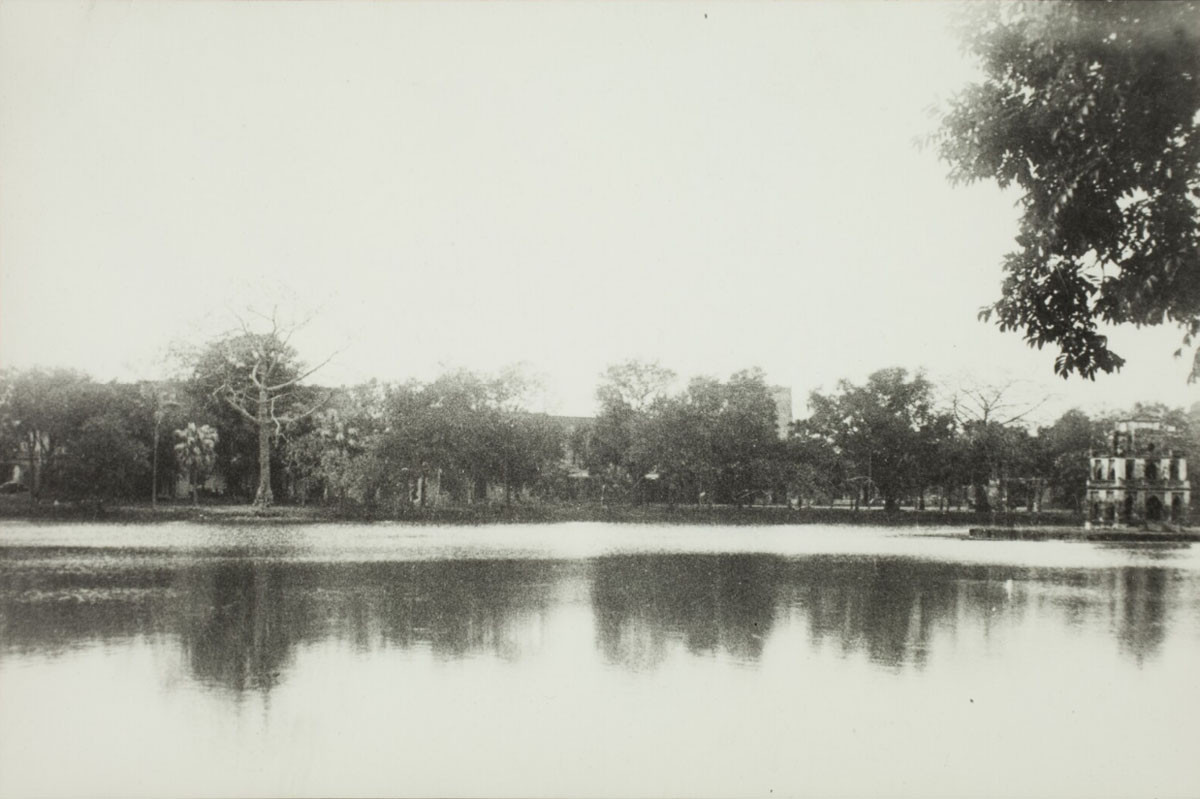 Quang cảnh hồ Hoàn Kiếm nhìn từ đại lộ Francis Garnier (nay là phố Đinh Tiên Hoàng). Tháp Rùa nằm ở góc phải. Ảnh: Musée de l'Homme.