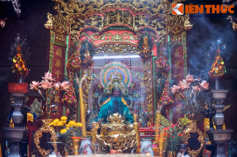 Gian thờ trung tâm là nơi thờ Quan Thánh Đế Quân, vị thần quan trọng trong tín ngưỡng cổ truyền của người Hoa, thường được người Việt biết đến qua hình tượng quan Vũ hay quan Vân Trường trong tác phẩm Tam Quốc Diễn Nghĩa.