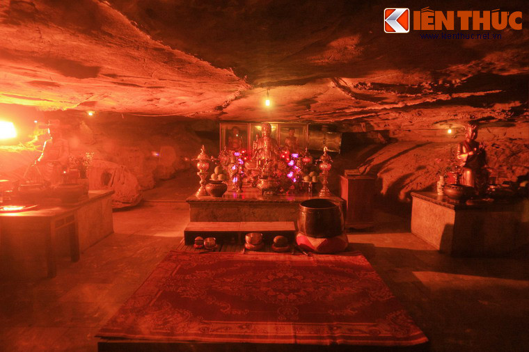 Hang sáng là nơi thờ Phật và Thần với các bàn thờ được bày ở trung tâm của hang.