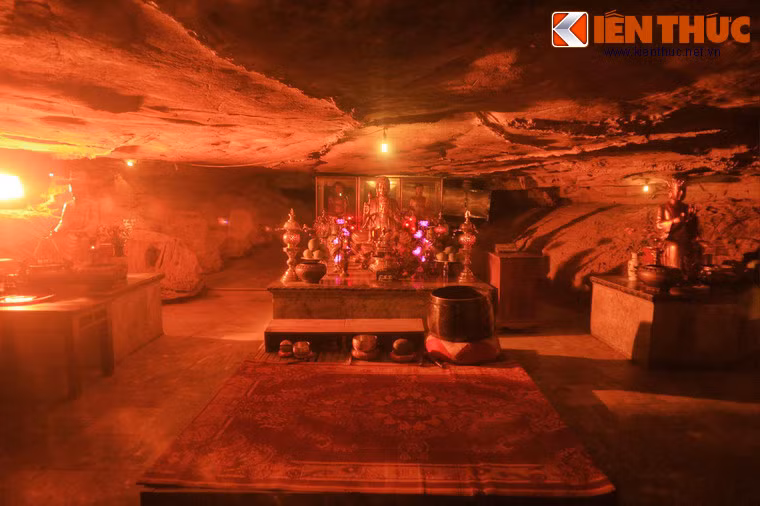 Hang sáng là nơi thờ Phật và Thần với các bàn thờ được bày ở trung tâm của hang.