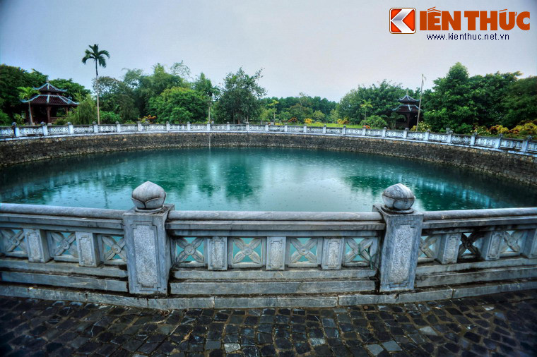 Gần chân núi Bái Đính còn có giếng ngọc của chùa Bái Đính cổ. Tương truyền đây là nơi thiền sư Nguyễn Minh Không đã lấy n­ước để sắc thuốc chữa bệnh cho dân và chữa bệnh cho Vua Lý Thần Tông. Giếng đã được xây lại hình mặt nguyệt, có đường kính 30 m, độ sâu 6 m.