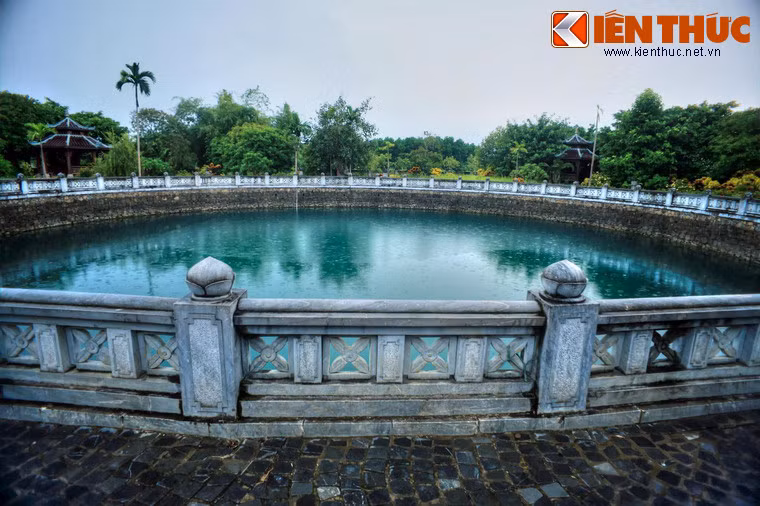 Gần chân núi Bái Đính còn có giếng ngọc của chùa Bái Đính cổ. Tương truyền đây là nơi thiền sư Nguyễn Minh Không đã lấy n­ước để sắc thuốc chữa bệnh cho dân và chữa bệnh cho Vua Lý Thần Tông. Giếng đã được xây lại hình mặt nguyệt, có đường kính 30 m, độ sâu 6 m.